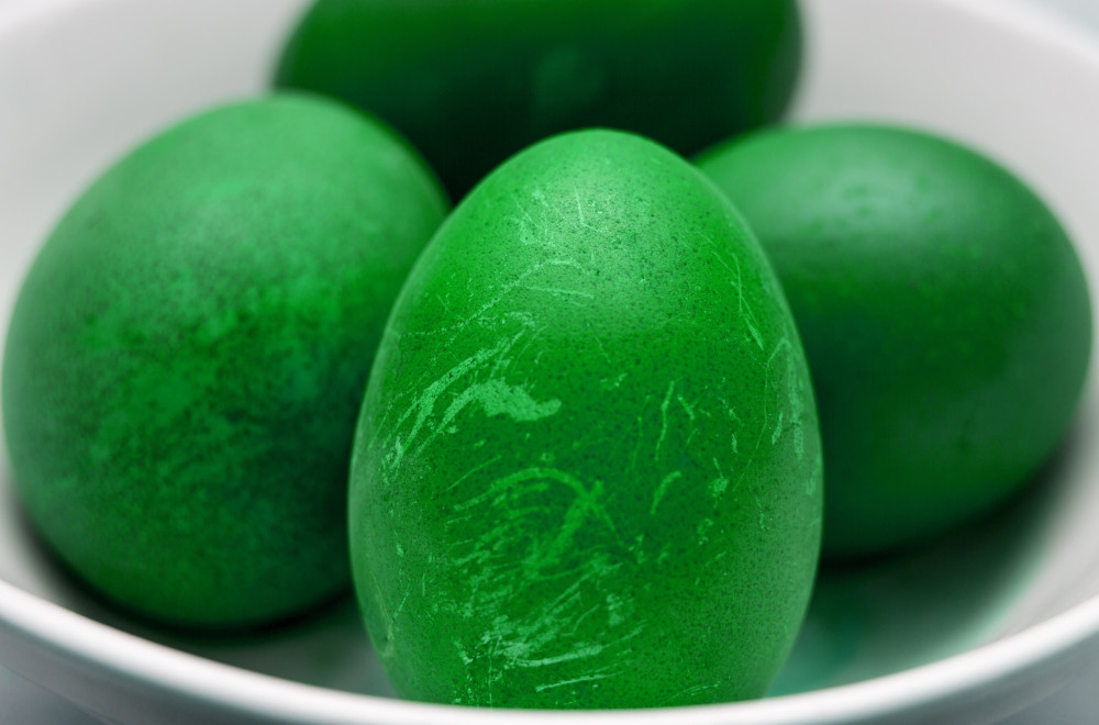 Za ova USKRŠNJA JAJA potreban vam je jedan samo jedan sastojak za BOŽANSTVENO ZELENU NIJANSU: Postupak je jednostavan i brz