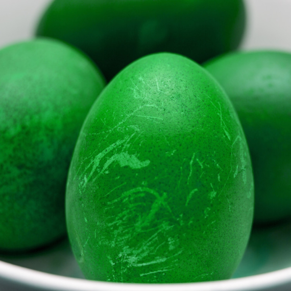 Za ova USKRŠNJA JAJA potreban vam je jedan samo jedan sastojak za BOŽANSTVENO ZELENU NIJANSU: Postupak je jednostavan i brz