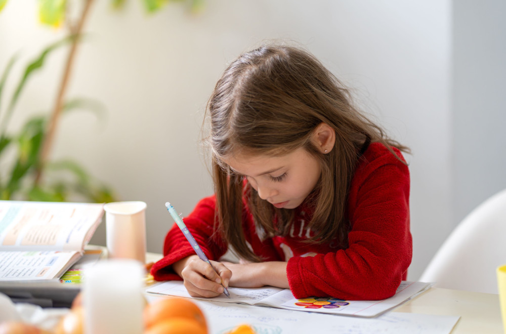 Psihološki trik od 10 sekundi nakon kog će dete uraditi domaći bez svađe