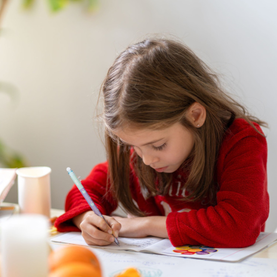 Psihološki trik od 10 sekundi nakon kog će dete uraditi domaći bez svađe