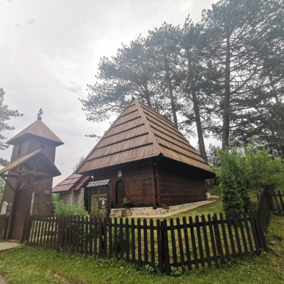 Crkva brvnara posvećena Presvetoj Bogorodici: Ovaj netaknuti biser sakriven u borovoj šumi poseban je po SOBRAŠICAMA! (FOTO)