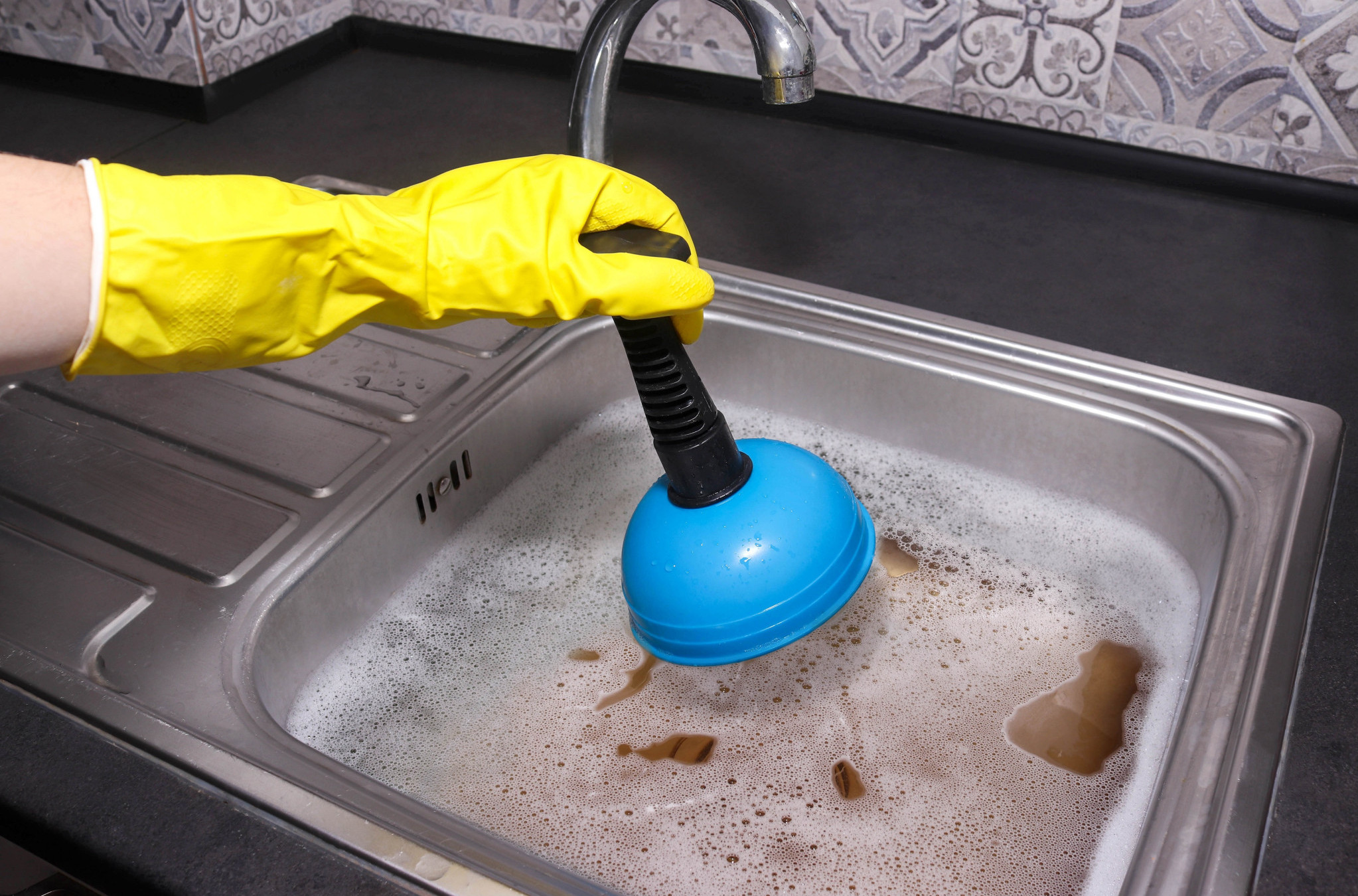 3 stvari koje NIKAKO ne treba prosipati u sudoperu - možete napraviti veliki problem