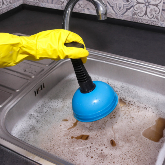 3 stvari koje NIKAKO ne treba prosipati u sudoperu - možete napraviti veliki problem