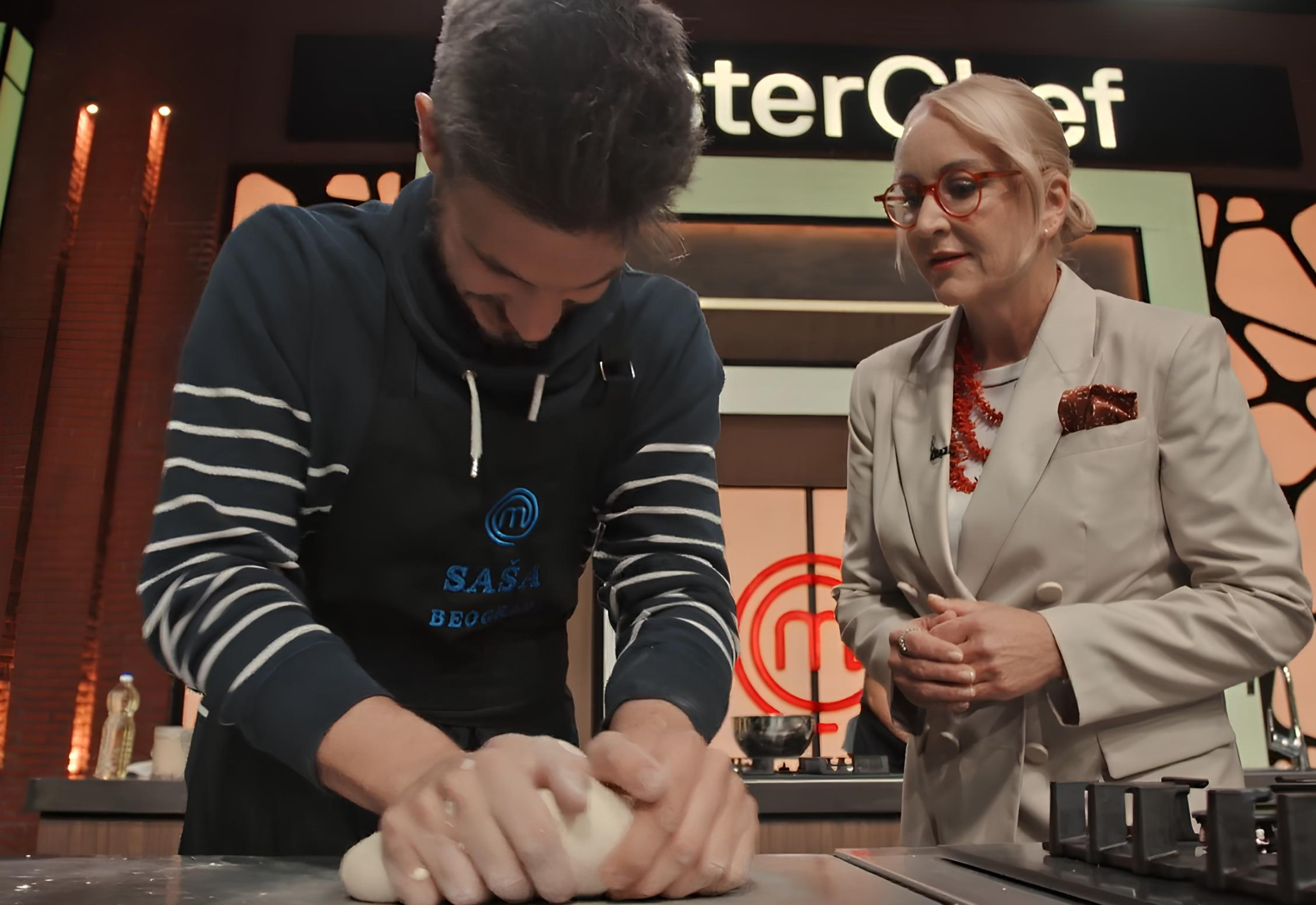 „Saša, vi pričate sa testom?“ On ima POSEBNU CAKU kako da mu burek ispadne što bolji