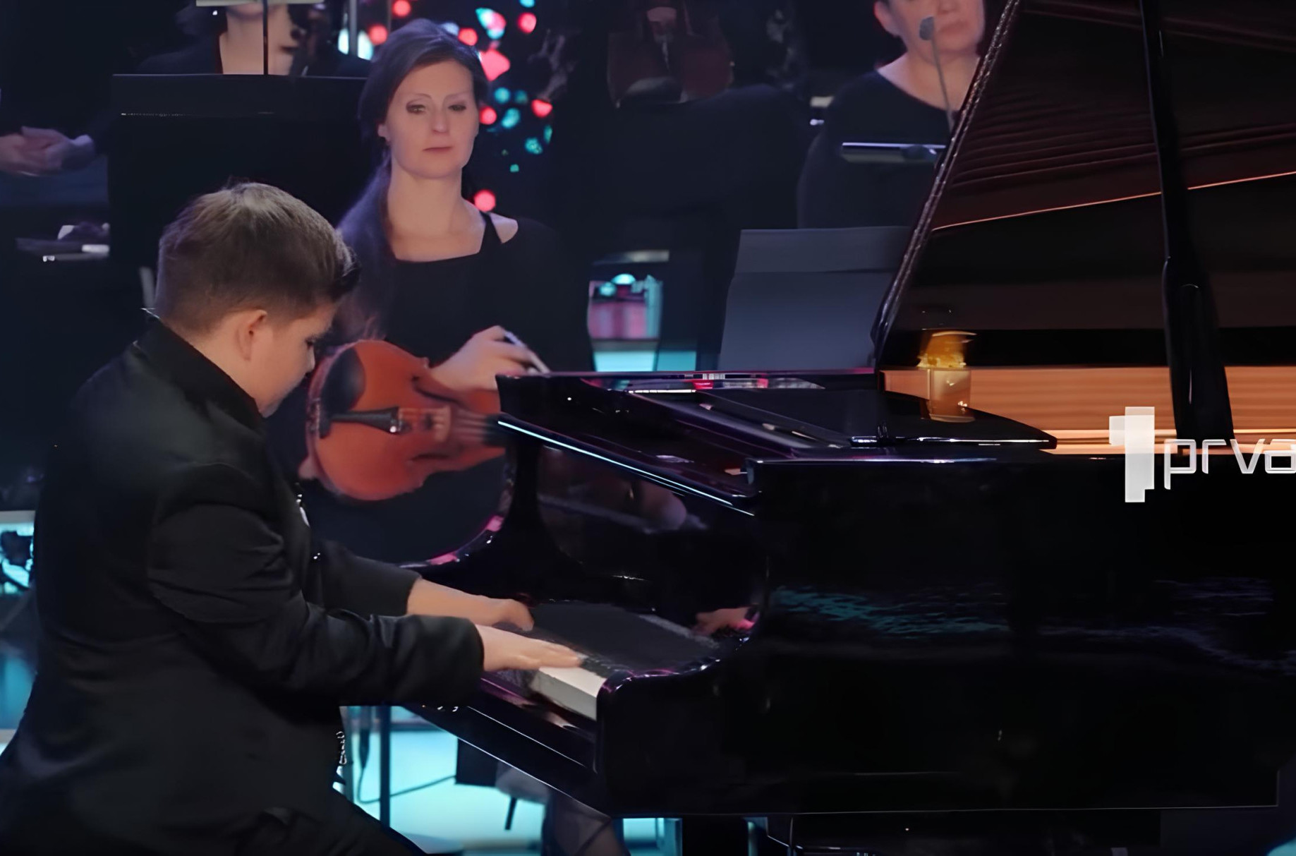 EXploziv - Nedelja, 5. april - On je najbolji mladi muzičar na svetu; On je David Božić - VIRTUOZ!