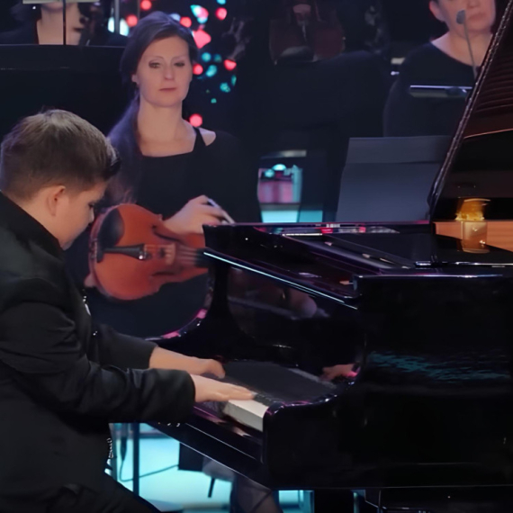 EXploziv - Nedelja, 5. april - On je najbolji mladi muzičar na svetu; On je David Božić - VIRTUOZ!