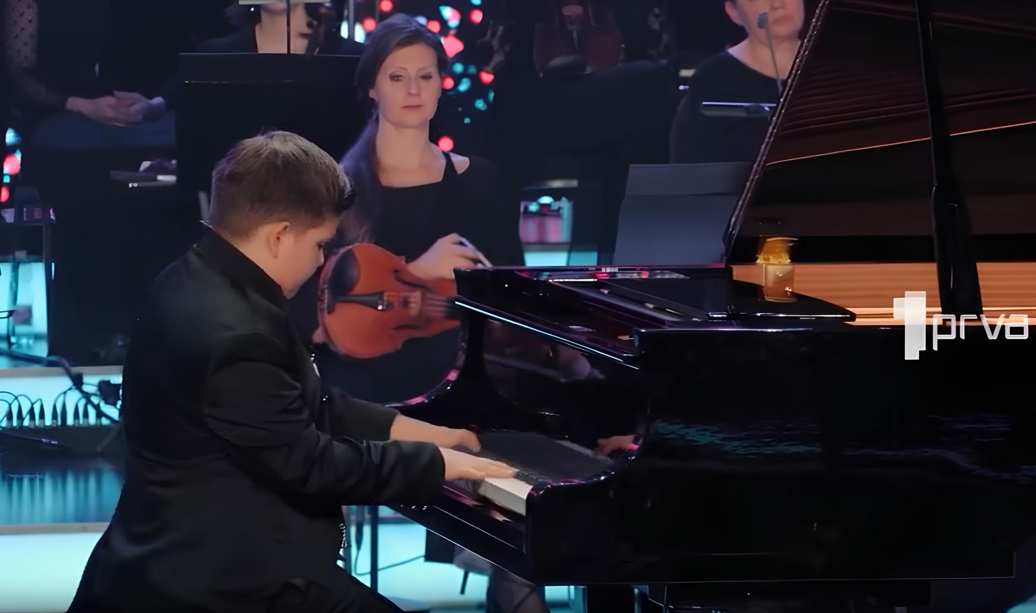 EXploziv - Nedelja, 5. april - On je najbolji mladi muzičar na svetu; On je David Božić - VIRTUOZ!