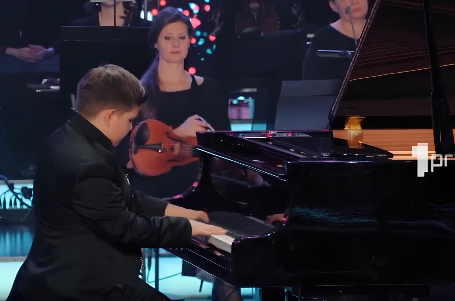 EXploziv - Nedelja, 5. april - On je najbolji mladi muzičar na svetu; On je David Božić - VIRTUOZ!