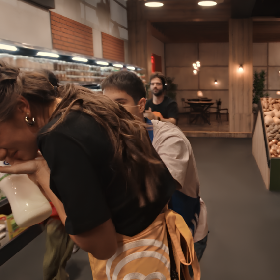 AU, KAKAV SUDAR! Jovana se držala za LICE! Trčali po namirnice pa uleteli u “mrtav ugao”