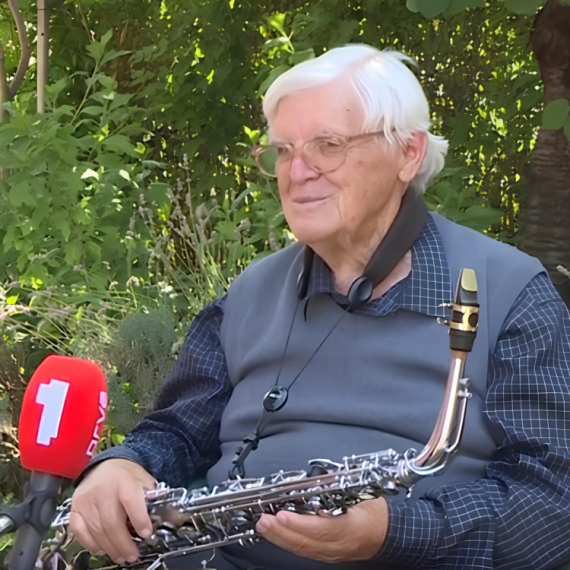 Da je Rala duvao u balon koliko decenija je duvao u saksofon taj balon bi bio veći od zemljine kugle!?