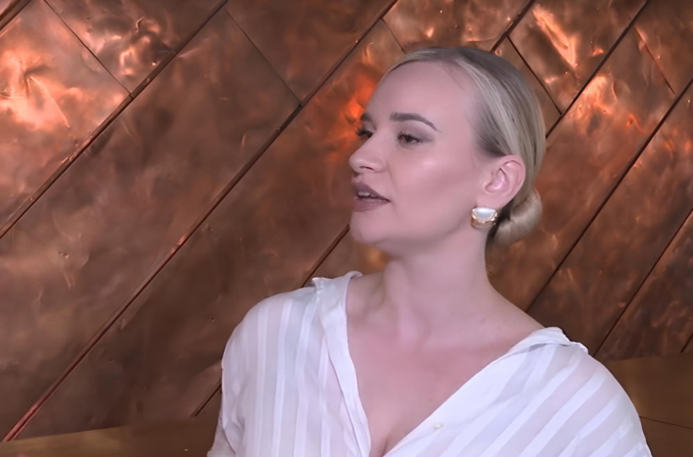 Pevačica otkrila šta je čini srećnom, pa priznala koji RITUAL ima PRED OGLEDALOM: “Nisam luda, stvarno nisam…” (VIDEO)