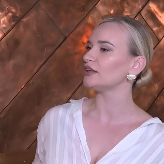 Pevačica otkrila šta je čini srećnom, pa priznala koji RITUAL ima PRED OGLEDALOM: “Nisam luda, stvarno nisam…” (VIDEO)