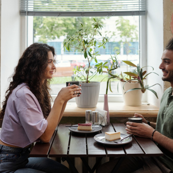 DNEVNI HOROSKOP ZA ČETVRTAK 9. APRIL: Strelčevi zadovoljni u LJUBAVI, Vage dobijaju značajan poziv na kafu, Blizancima ne idu POSLOVNI PLANOVI