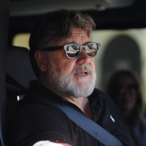 Važio je za holivudskog FRAJERA, ugojio se 30 kilograma, a sada uživa sa 19 godina MLAĐOM devojkom