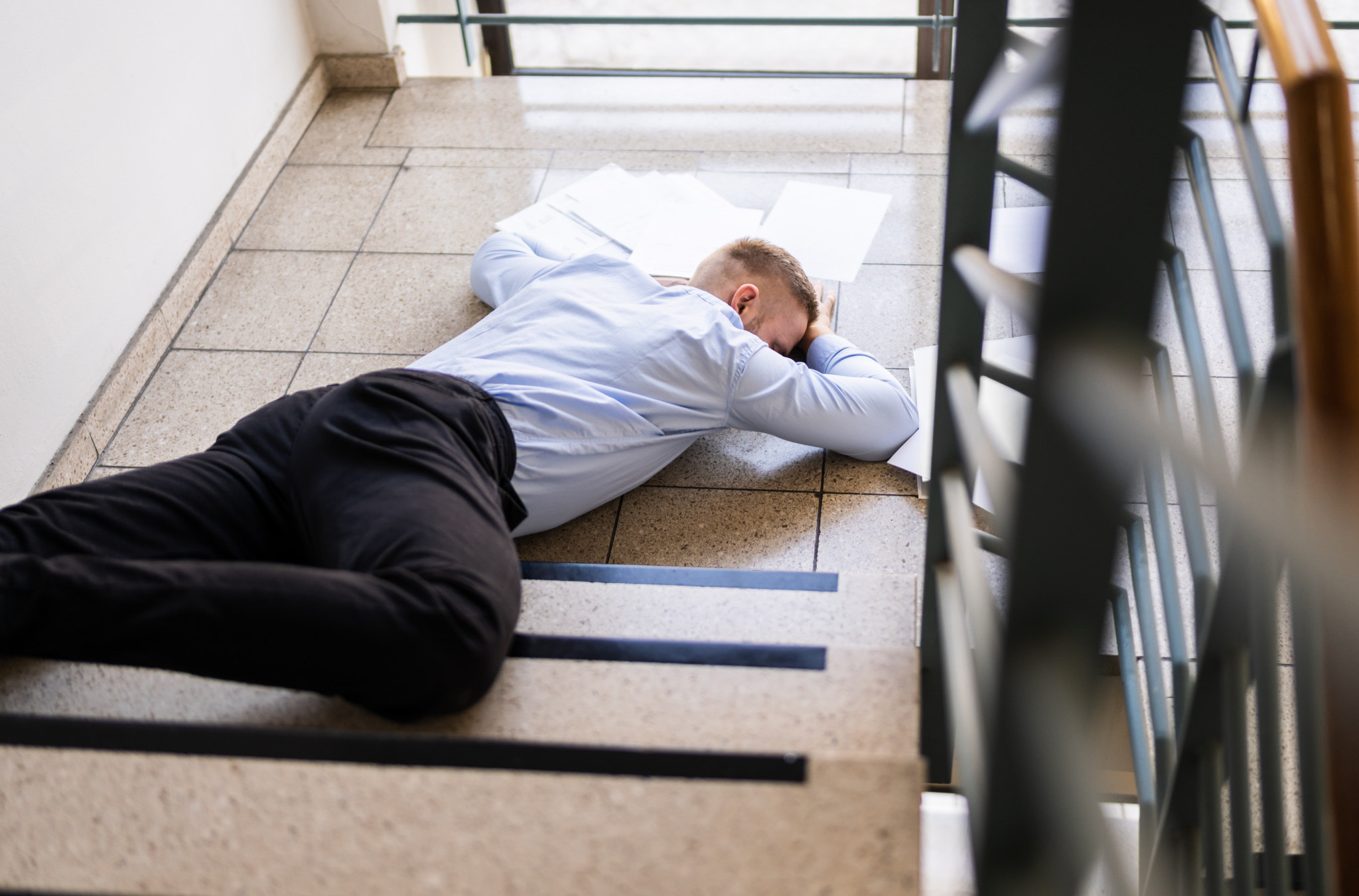 Vlasnik se pretvarao da je PAO NIZ STEPENICE, reakcija njegovih pasa će vas OSTAVITI BEZ TEKSTA (VIDEO)