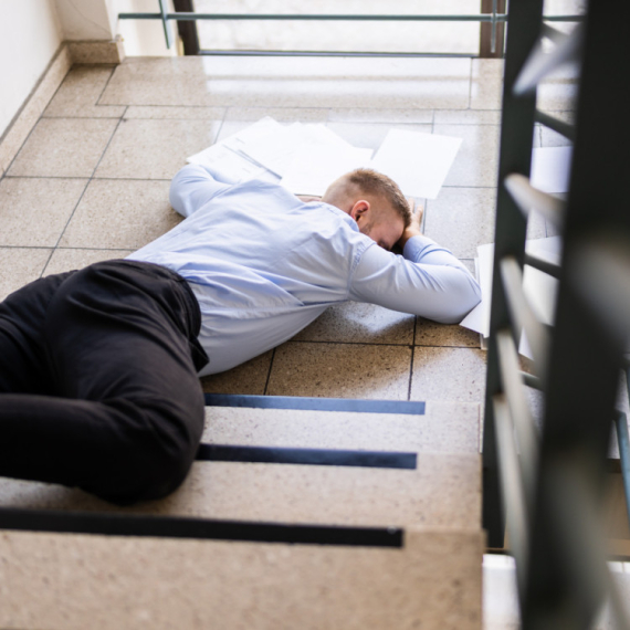 Vlasnik se pretvarao da je PAO NIZ STEPENICE, reakcija njegovih pasa će vas OSTAVITI BEZ TEKSTA (VIDEO)