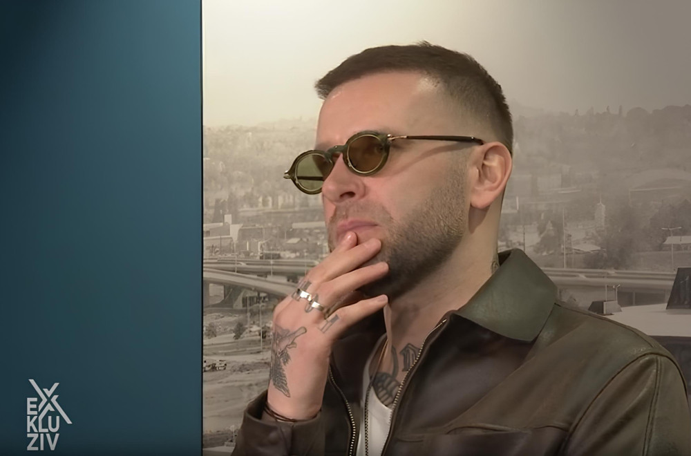 Frontmen "Magla benda" otkrio šta drži u dnevnoj sobi UMESTO TELEVIZORA, pa priznao: Volim nekad da pričam sa cvećem, volim da ga mazim... (VIDEO)