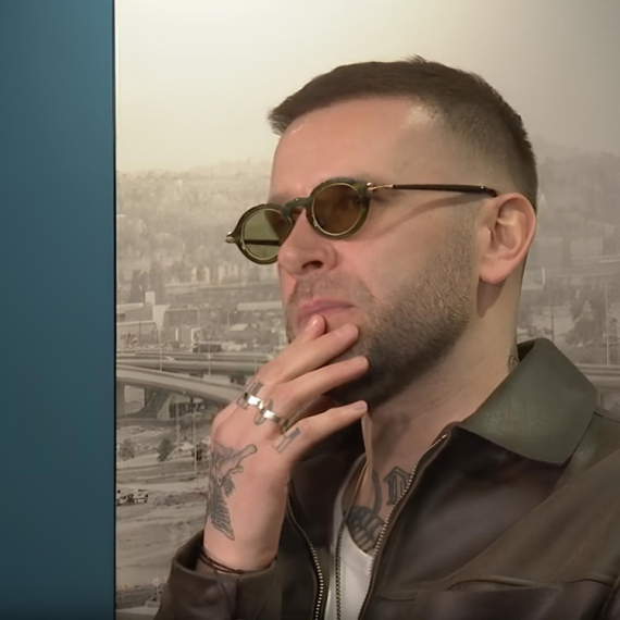 Frontmen "Magla benda" otkrio šta drži u dnevnoj sobi UMESTO TELEVIZORA, pa priznao: Volim nekad da pričam sa cvećem, volim da ga mazim... (VIDEO)