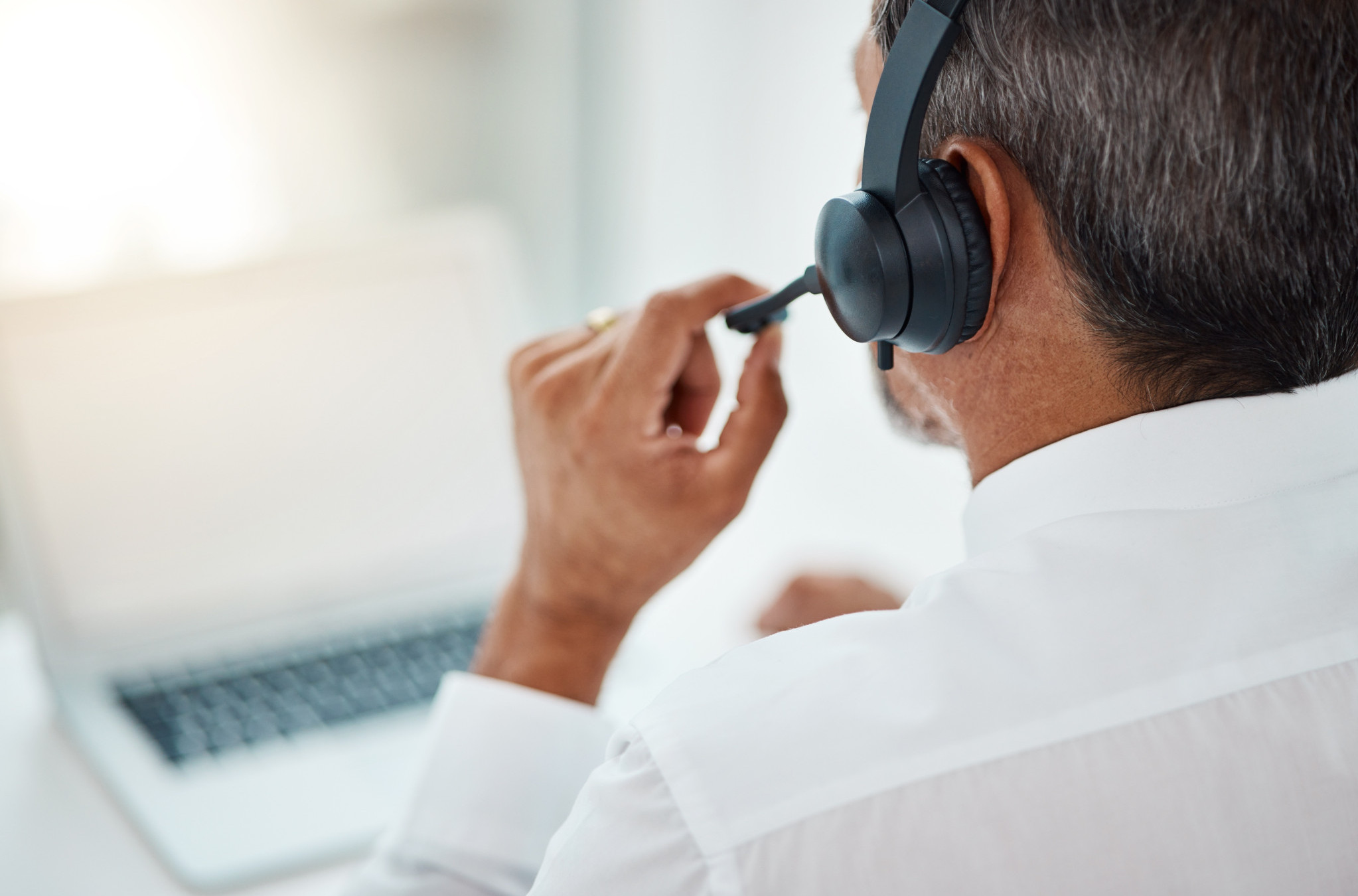 Šef je zaboravio da ISKLJUČI MIKROFON! Radnica nije verovala ŠTA ČUJE