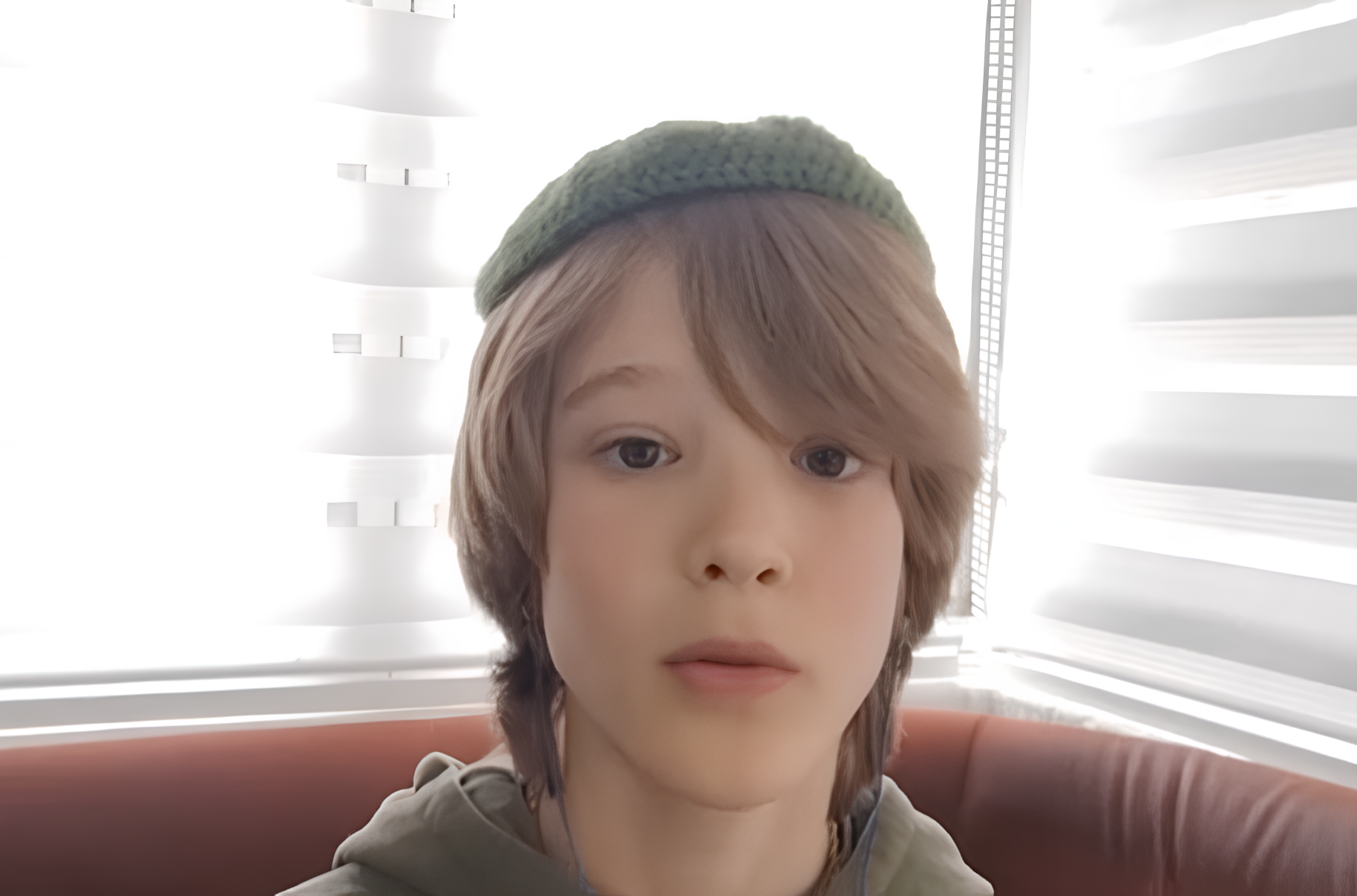 Viktor (12) planira da ishekla NAJVEĆI ĆILIM u Srbiji! Od bake je naučio osnove, a evo KAKO mu ide (VIDEO)