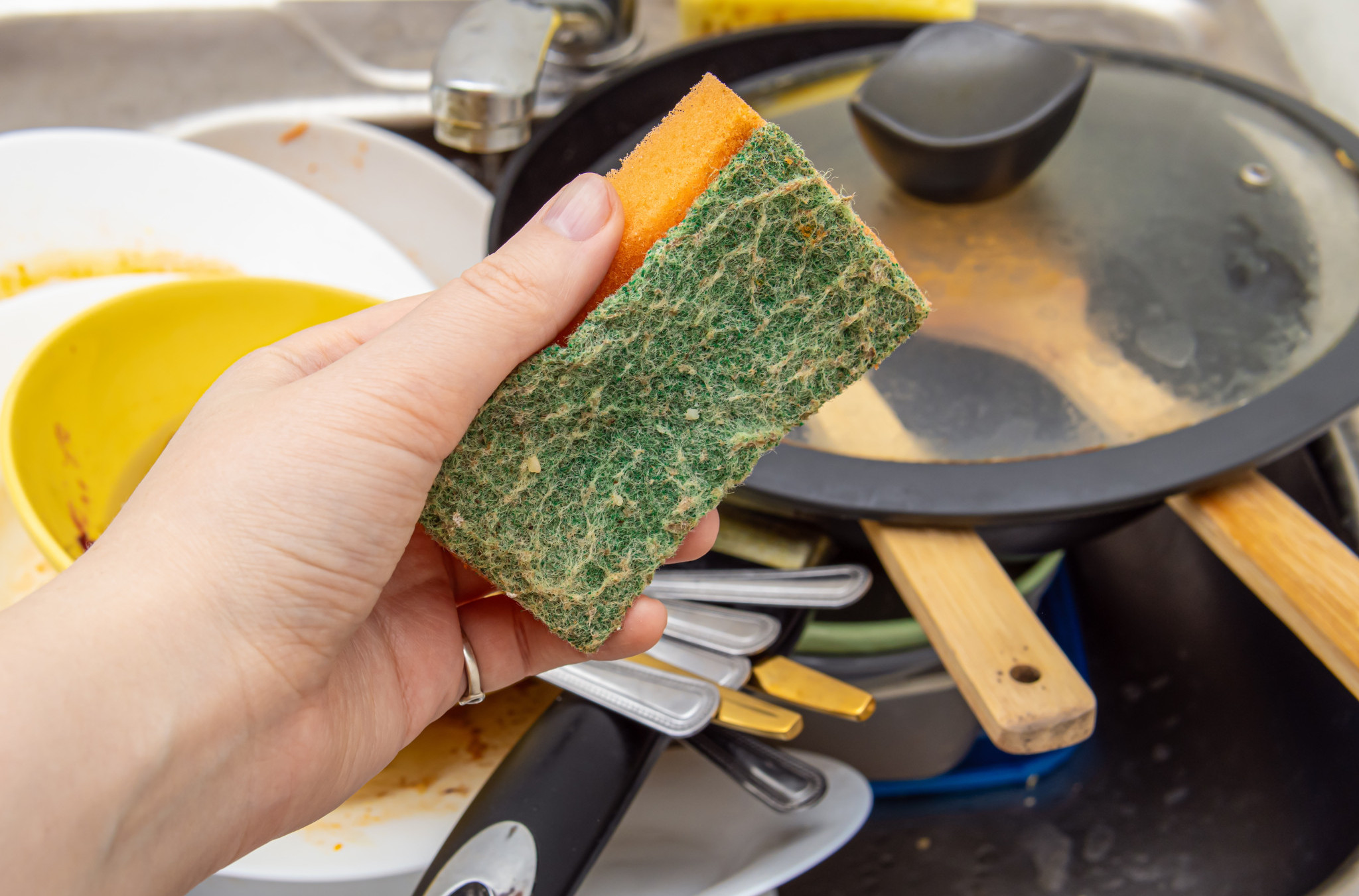 Da li predugo koristite kuhinjski sunđer? Evo kada je KRAJNJE VREME da uzmete novi