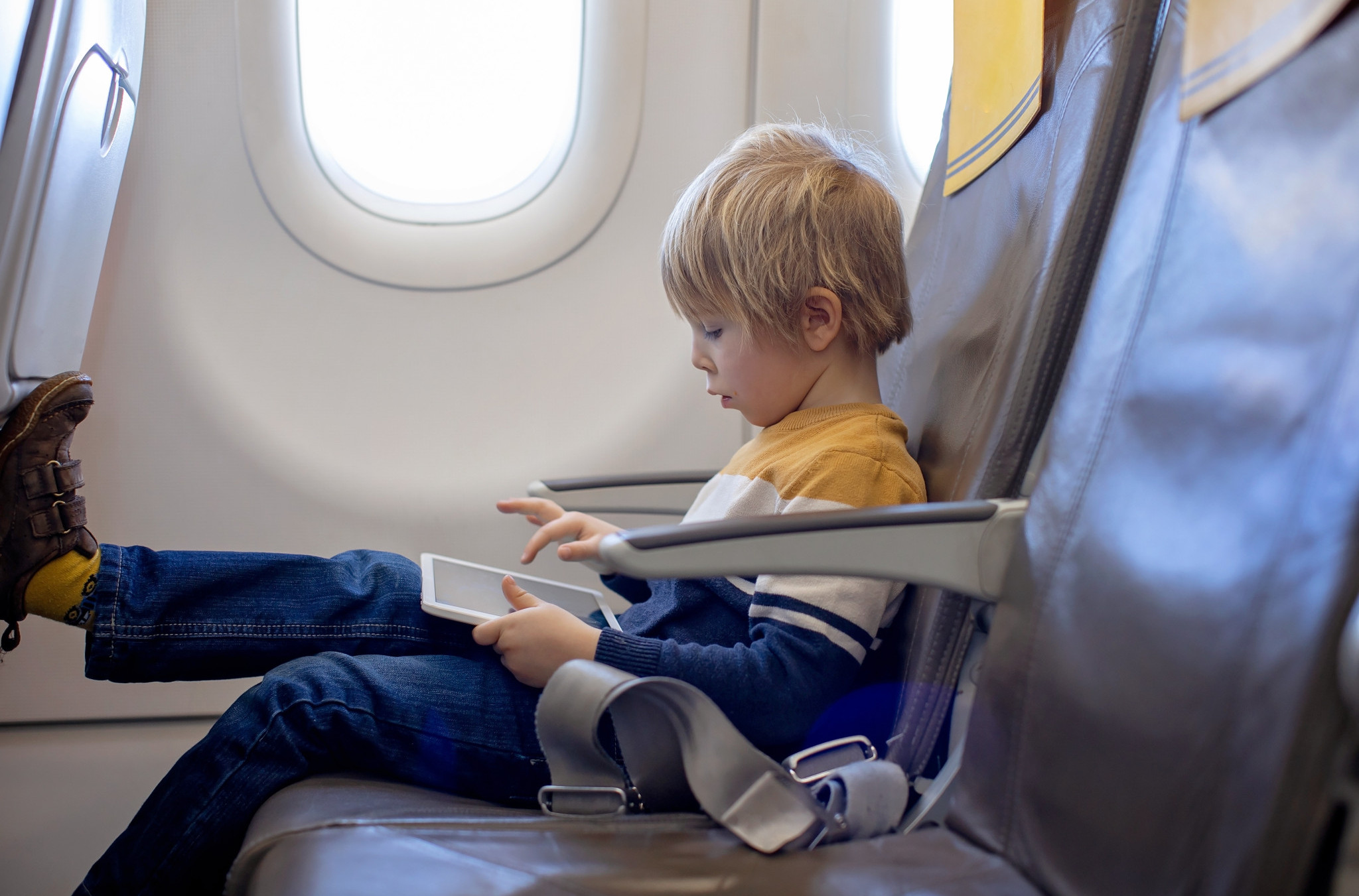 Dete je VRIŠTALO I UDARALO SEDIŠTE u avionu, reakcija roditelja pokrenula LAVINU KOMENTARA (VIDEO)