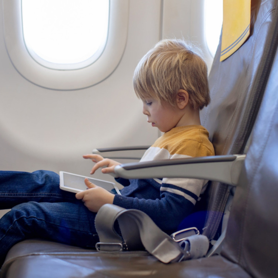 Dete je VRIŠTALO I UDARALO SEDIŠTE u avionu, reakcija roditelja pokrenula LAVINU KOMENTARA (VIDEO)