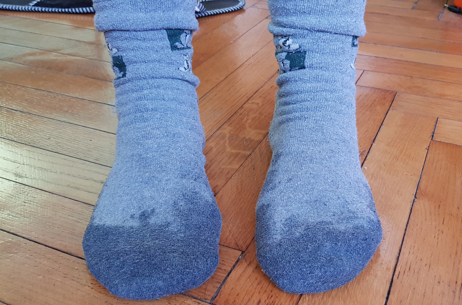 Zašto se svi DIVE čoveku koji je POKVASIO ČARAPU na nozi? Zbog OVOGA ga nazivaju GENIJALCEM (VIDEO)