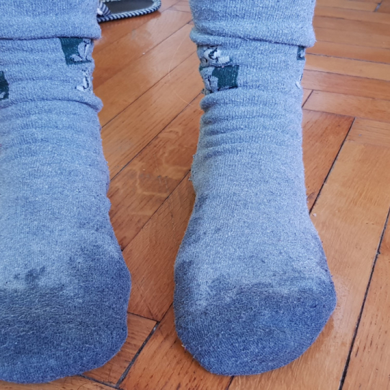 Zašto se svi DIVE čoveku koji je POKVASIO ČARAPU na nozi? Zbog OVOGA ga nazivaju GENIJALCEM (VIDEO)