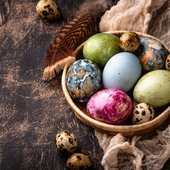 PROSLAVLJAMO VASKRSNI PONEDELJAK: Evo zašto se devojke danas POLIVAJU VODOM i koje još OBIČAJE treba ispoštovati