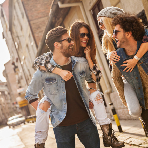 DNEVNI HOROSKOP ZA PETAK, 17. APRIL: Vodolije uživaju u društvu BLISKIH LJUDI, Strelčevi se PRILAGOĐAVAJU novim poslovnim okolnostima, Bikovi PREUVELIČAVAJU