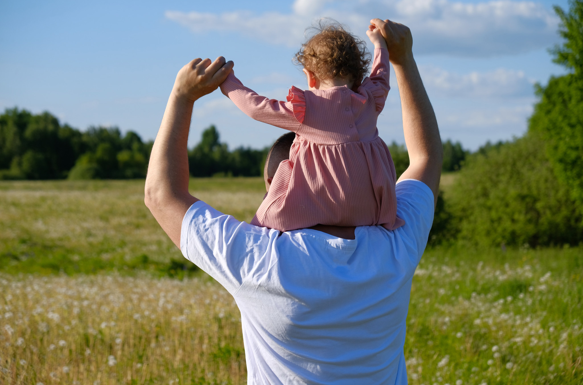 PRESLATKI SU: Jednogodišnjakinja je prvi put rekla tati da ga VOLI, a njegova reakcija će vas ODUŠEVITI (VIDEO)