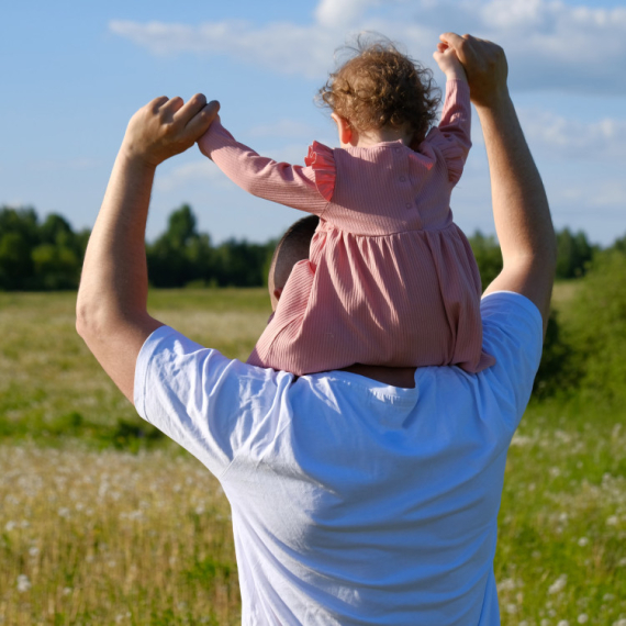 PRESLATKI SU: Jednogodišnjakinja je prvi put rekla tati da ga VOLI, a njegova reakcija će vas ODUŠEVITI (VIDEO)