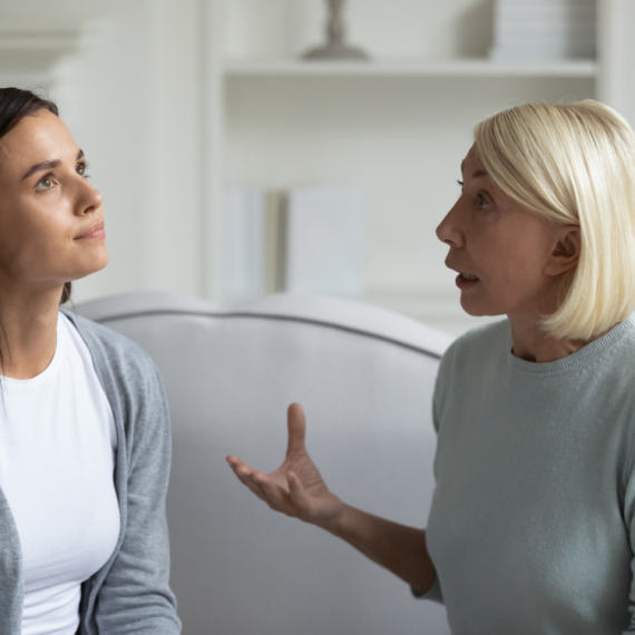 Toksična ponašanja koja uništavaju odnos roditelja i odrasle dece