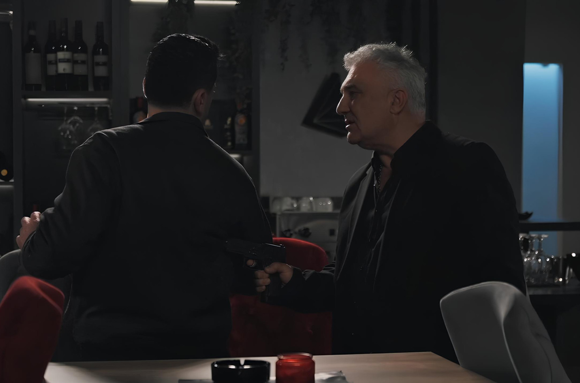 Igra sudbine: Ljubav nakon greha - Sreda, 15. april - "Ovde jedino što možeš da popiješ to je metak u glavu"