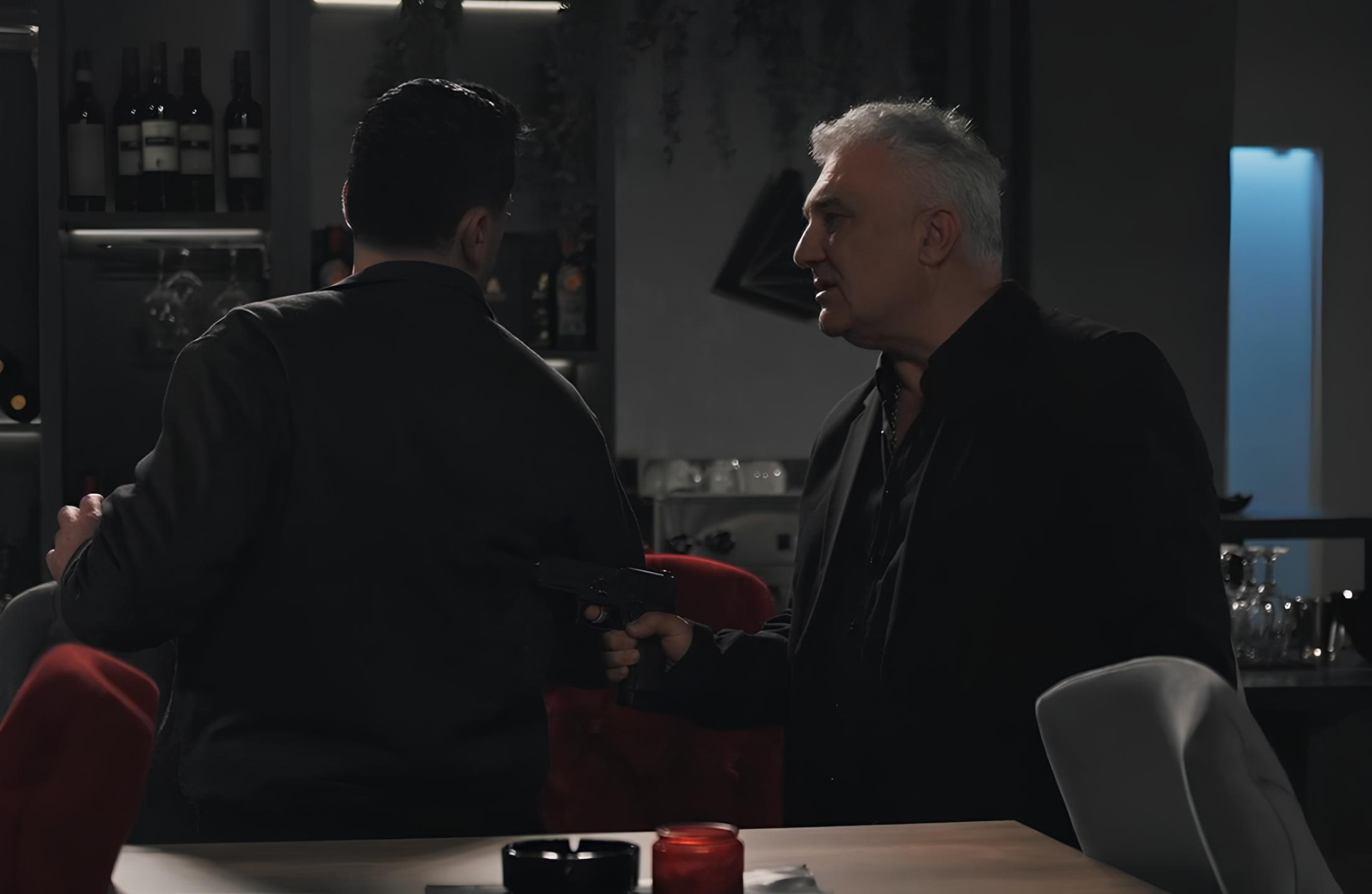 Igra sudbine: Ljubav nakon greha - Sreda, 15. april - "Ovde jedino što možeš da popiješ to je metak u glavu"