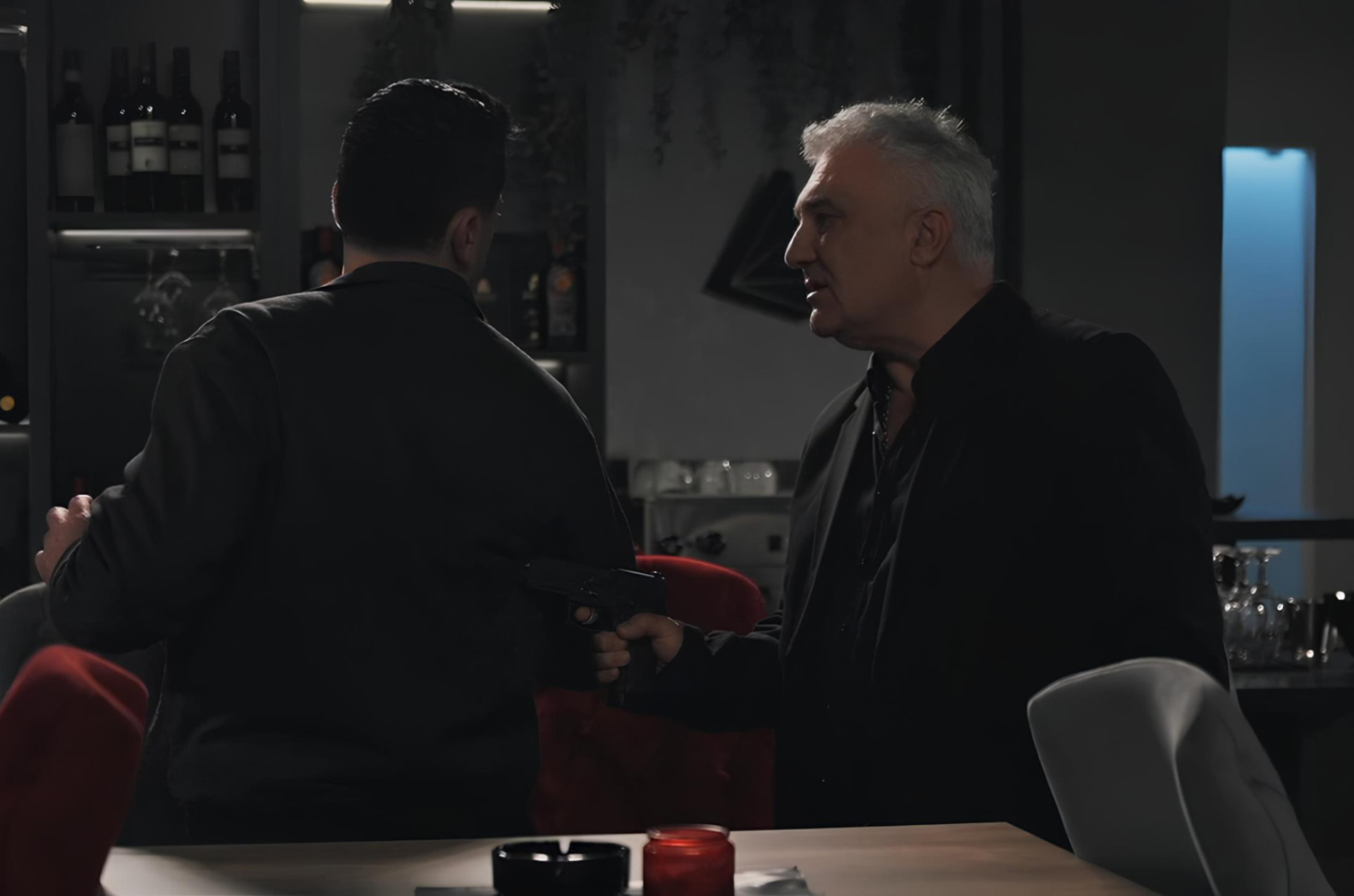 Igra sudbine: Ljubav nakon greha - Sreda, 15. april - "Ovde jedino što možeš da popiješ to je metak u glavu"