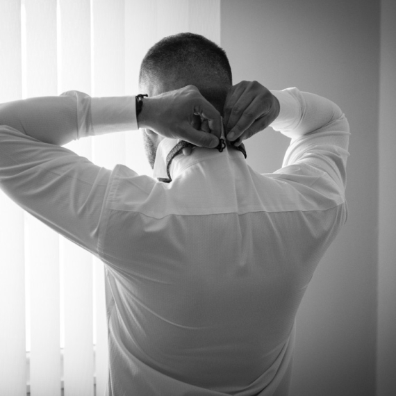 Okrenuli su se misleći da će ugledati mladu, kad ono... Mladoženje nisu mogle da zaustave smeh (VIDEO)