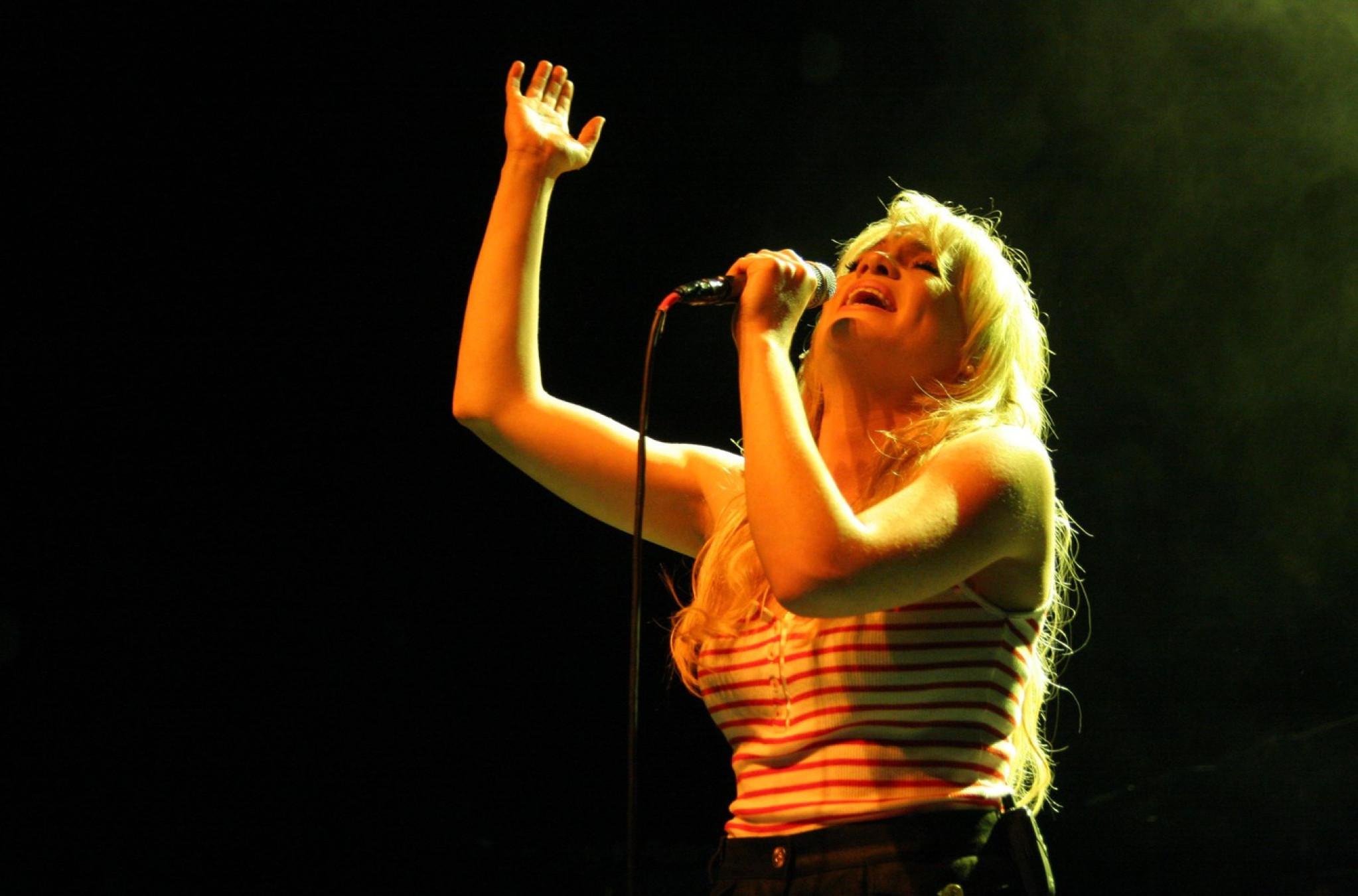 Napastvovali su je i držali zatvorenu u sopstvenom domu! Oteli su je i avionom prebacili u inostranstvo, a povratka se NE SEĆA - sada je rešila sve da otkrije