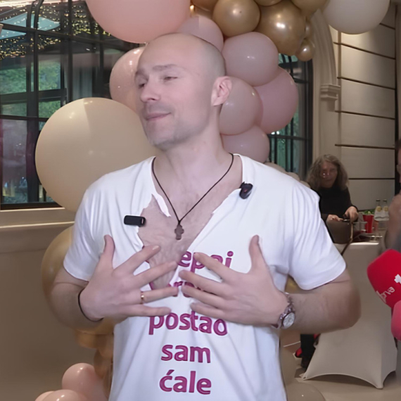 Harmonikašu pocepali sve majice zbog rođenja ćerke! Pogledajte kako je bilo na proslavi i šta je Sofra poklonio supruzi (VIDEO)