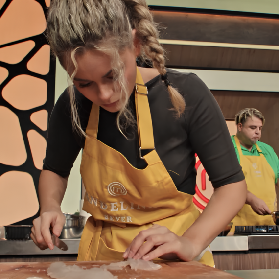 Anđelina se BORI sa smuđem, sledi peh za pehom, ali OVAKO izgleda prava KOLEGIJALNOST!