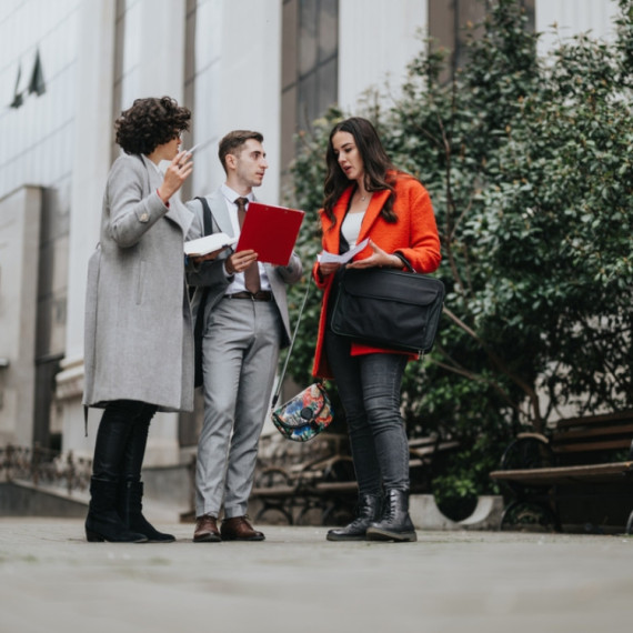 Zbog ovih 5 stvari možete da imate problema, pa čak i da dobijete OTKAZ: O ovome NIKAD NE BI TREBALO da pričate na poslu