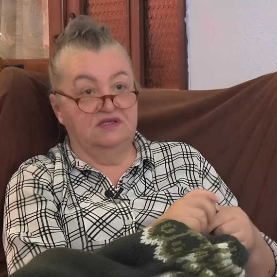 Srpkinja iz Knića zaludela Islanđane svojim rukotvorinama: Gde ima SNEGA, ima i Veričinih DŽEMEPRA I KAPA (VIDEO)