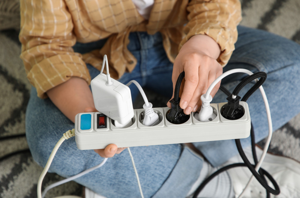 Ove kućne aparate NIKADA ne bi trebalo da uključujete na PRODUŽNI KABL