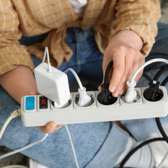 Ove kućne aparate NIKADA ne bi trebalo da uključujete na PRODUŽNI KABL