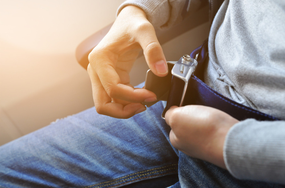 Supruga pilota upozorila putnike: "Molim vas, prestanite ovo da nosite u avionu" (VIDEO)