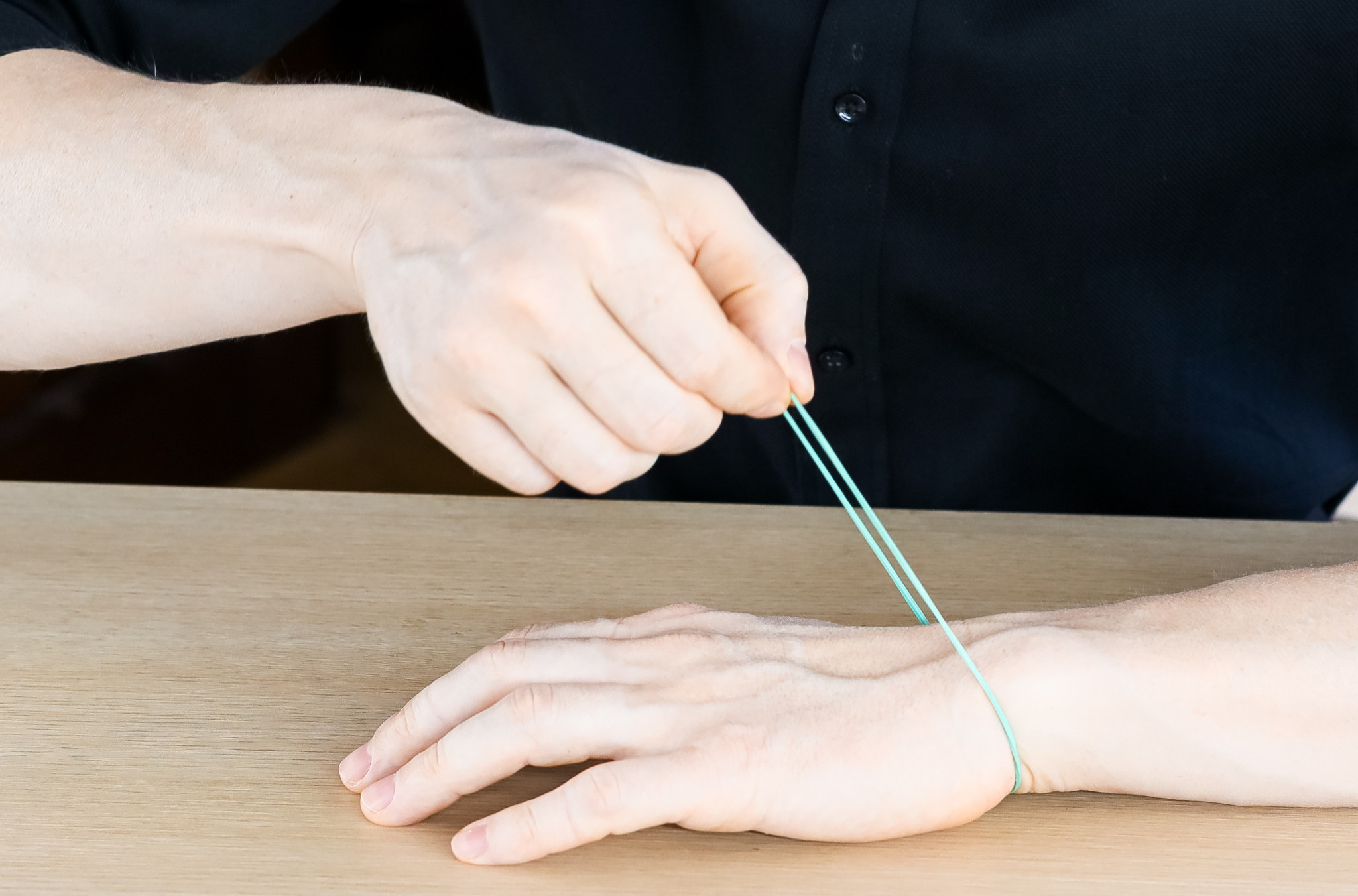 Stavio je elastičnu GUMICU oko ruke, pa je MIRISAO! Sada mnogi slede njegov primer, a evo i ZAŠTO! (VIDEO)