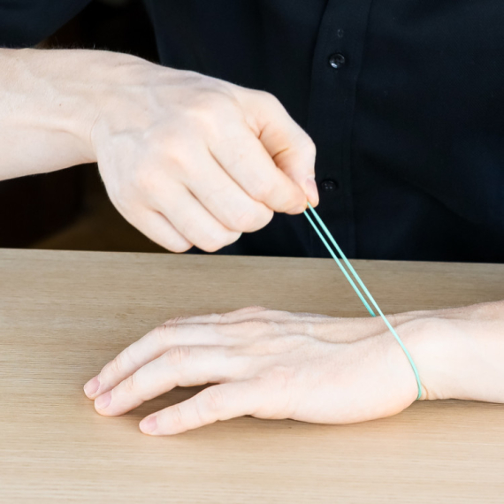 Stavio je elastičnu GUMICU oko ruke, pa je MIRISAO! Sada mnogi slede njegov primer, a evo i ZAŠTO! (VIDEO)