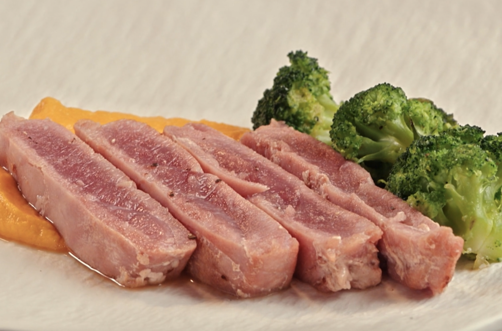 Tuna stejk sa pireom od šargarepe i pečenim brokolijem