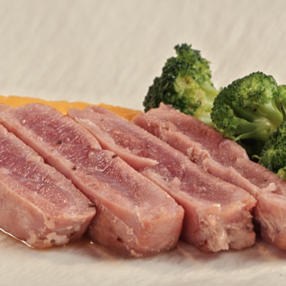 Tuna stejk sa pireom od šargarepe i pečenim brokolijem